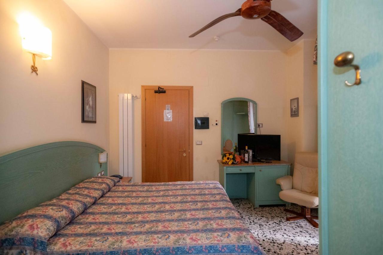 אלבניה Hotel Magnolia מראה חיצוני תמונה