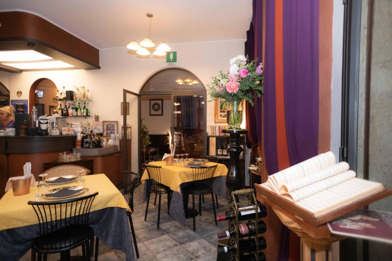 אלבניה Hotel Magnolia מראה חיצוני תמונה
