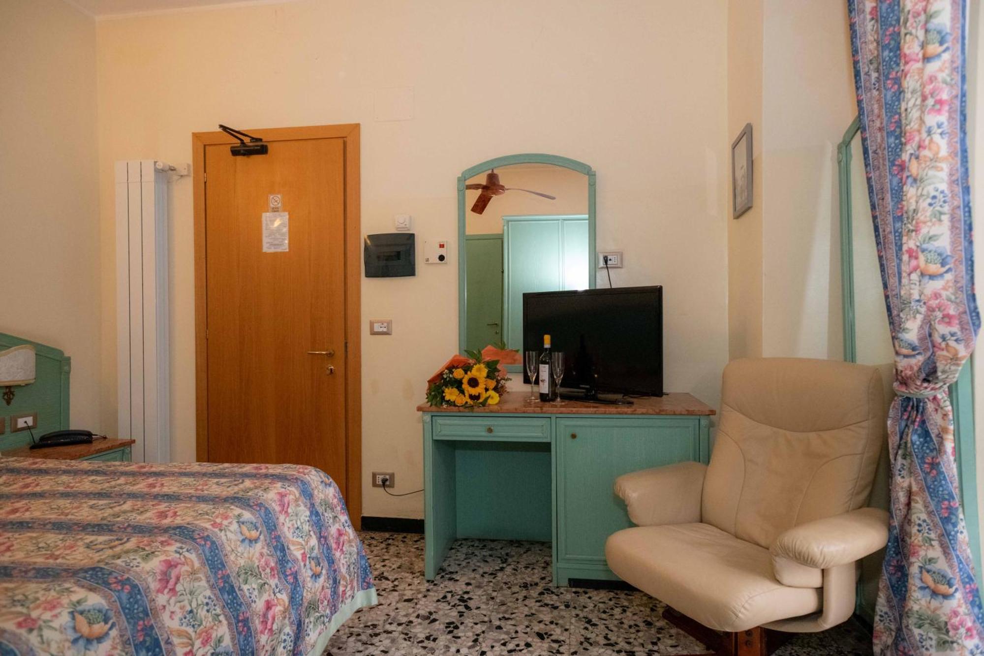 אלבניה Hotel Magnolia מראה חיצוני תמונה