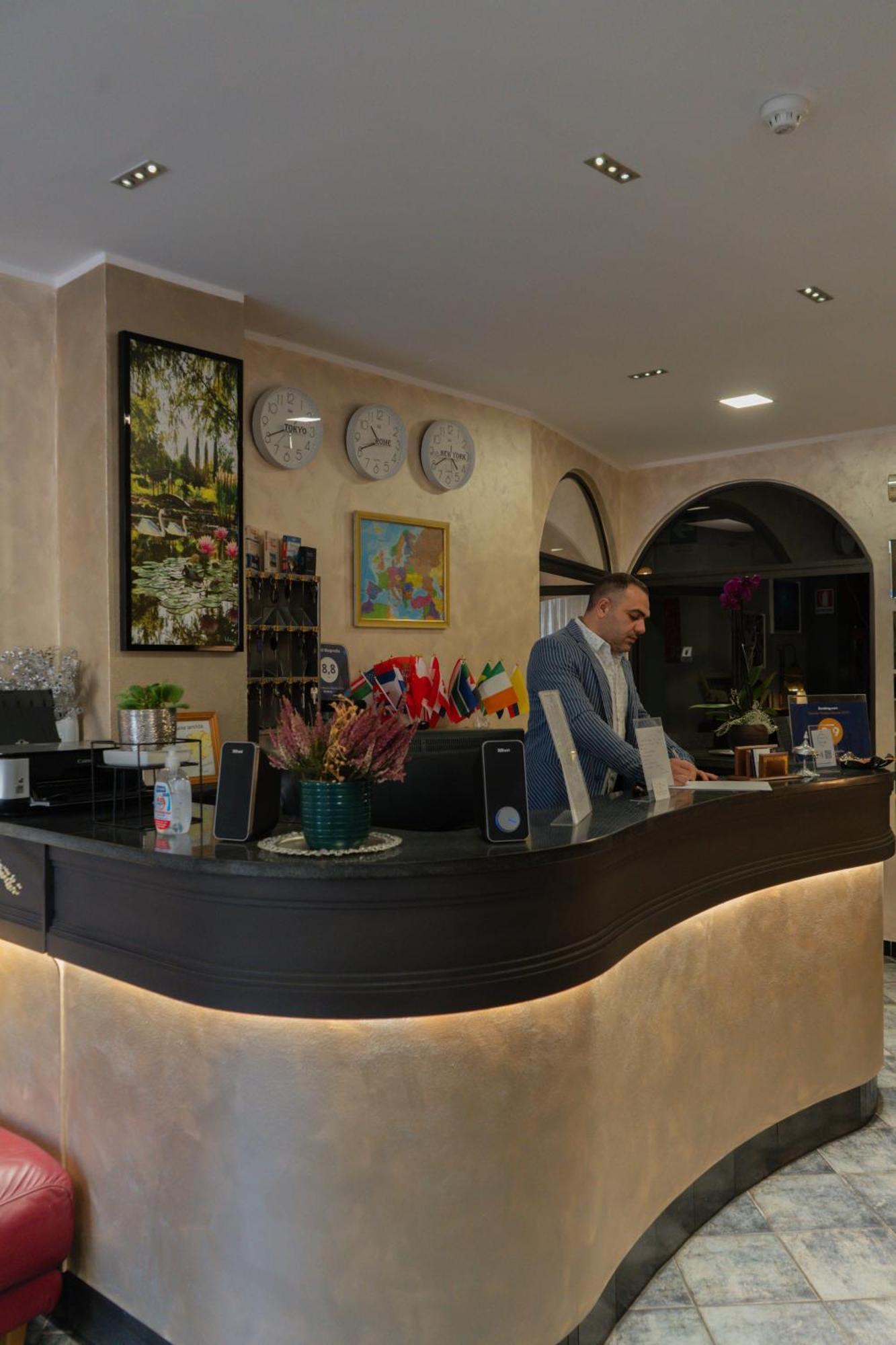אלבניה Hotel Magnolia מראה חיצוני תמונה