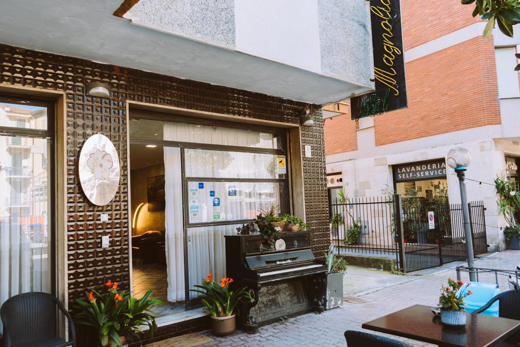 אלבניה Hotel Magnolia מראה חיצוני תמונה