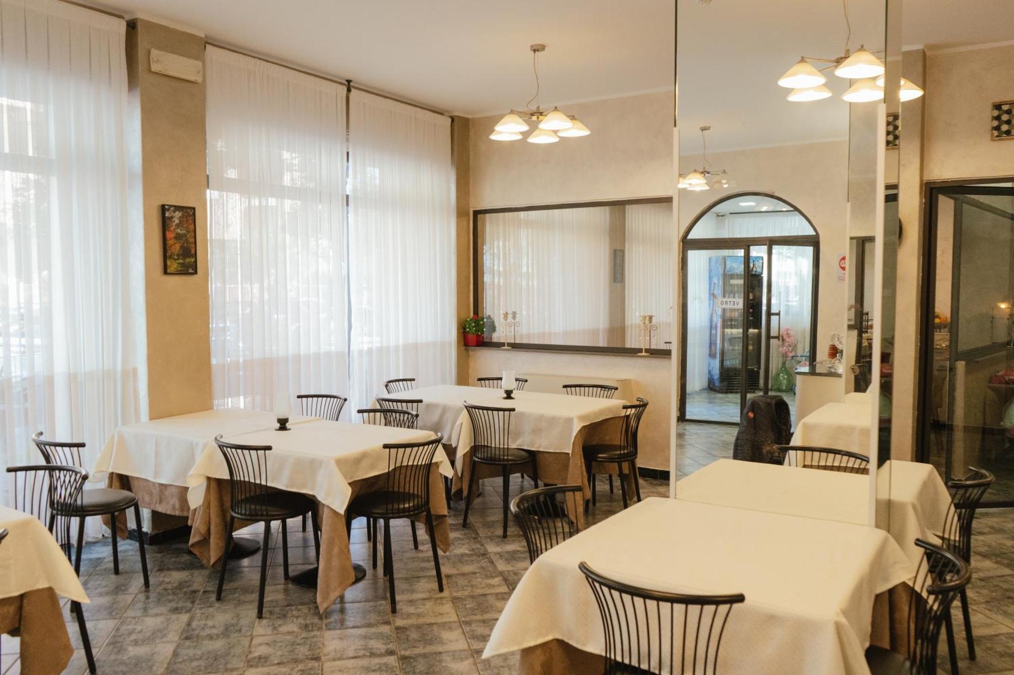 אלבניה Hotel Magnolia מראה חיצוני תמונה