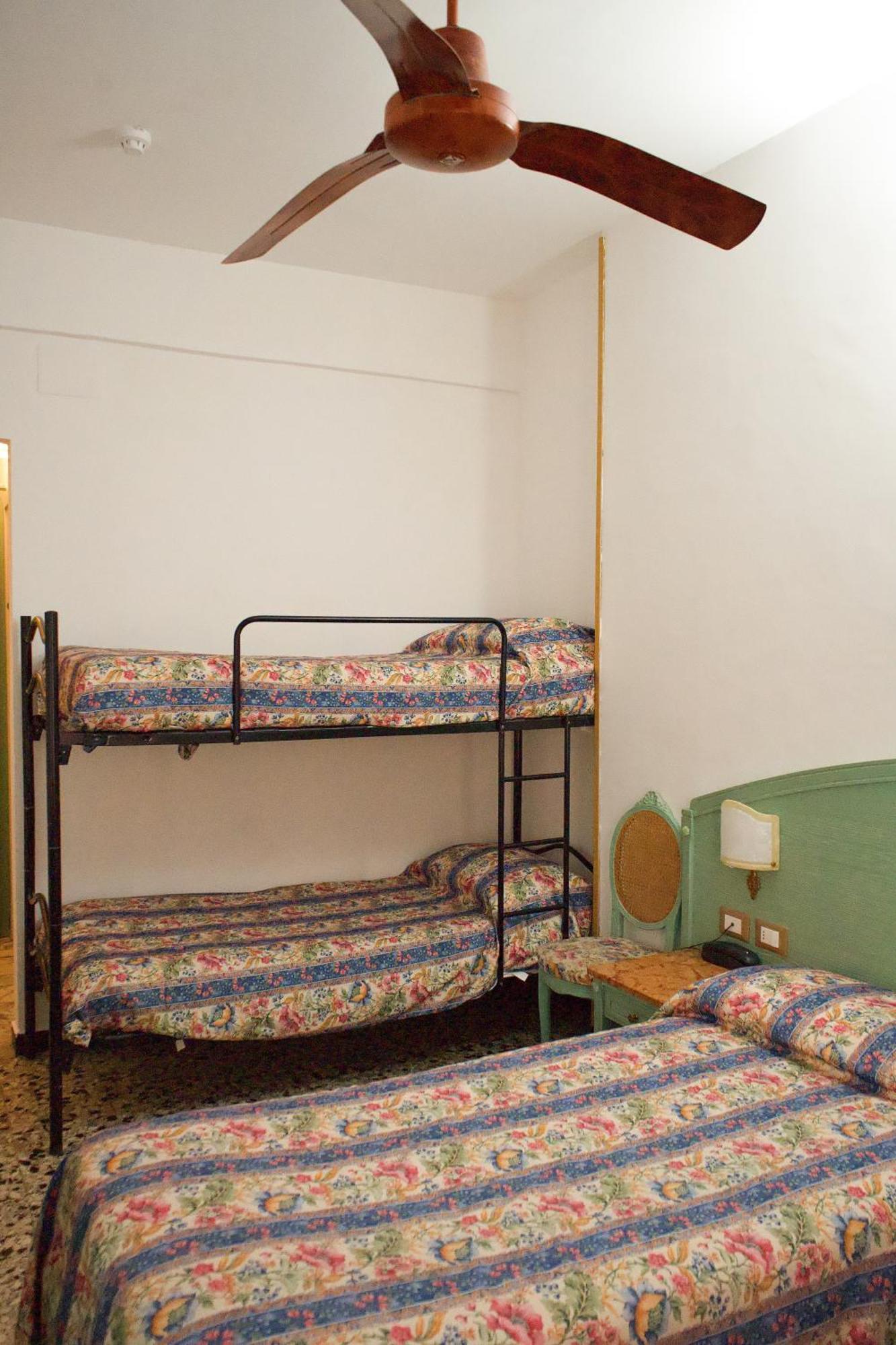 אלבניה Hotel Magnolia מראה חיצוני תמונה